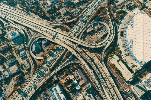 widok-z-lotu-ptaka-na-skrzyzowaniu-autostrad-w-los-angeles