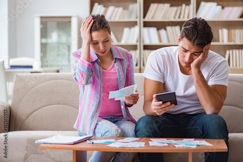 Fotomural Young family discussing family finances