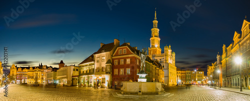 Plakat Główny plac starego miasta w Poznaniu, Polska, Noc panorama starego miasta