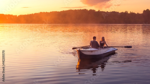 Fotomural Romantic golden sunset river lake fog loving couple small rowing boat date beaut