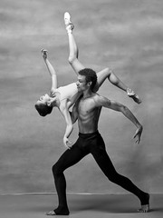 Wall Mural - Couple of ballet dancers posing over gray background