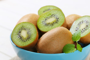 Wall Mural - bowl of ripe kiwis