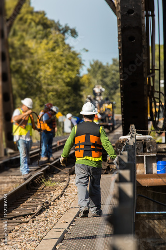 Fotografía railroad bridge construction workers