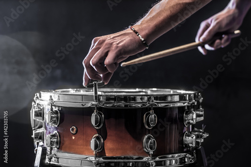 Plakat człowiek dostosowuje instrument perkusyjny, koncepcja muzyczna z bębna roboczego