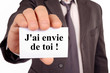 © Richard Villalon - Homme tenant une carte avec j'ai envie de toi écrit dessus