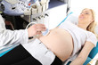 Badanie prenatalne. Kobieta w ciąży podczas badania usg 