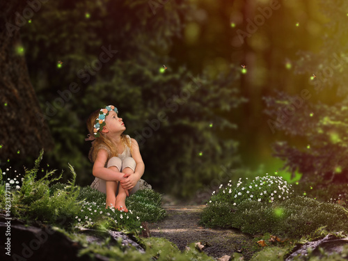 Plakat Magiczny bajkowy las. Małe dziecko oglądające świetliki. Bajka dla dzieci