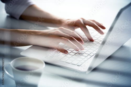 Fotografía Close-up of hands of businesswoman typing on a laptop.