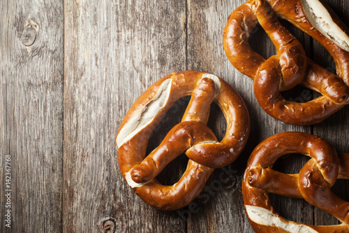 Fotomural Pretzels on wooden background