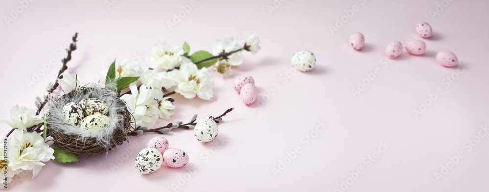 Obraz na płótnie Wielkanocne gniazdko z jajeczkami i wiosenne kwiaty na różowym i pastelowym tle w salonie