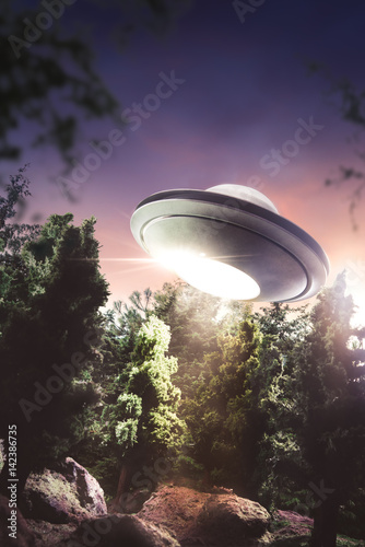 Plakat UFO latające nad lasem