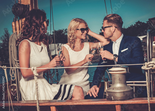 Fotografia Stylish wealthy friends having fun on a luxury yacht