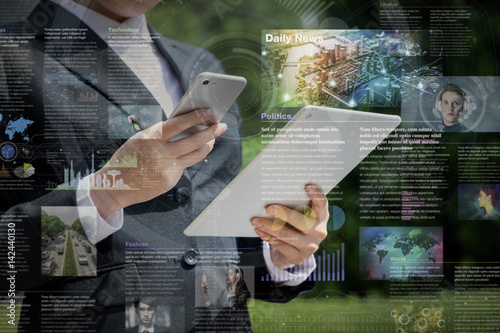 Cuadros en Lienzo smart phone news application concept, curation media