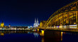 Köln unterm Sternenhimmel mit Hohenzollernbrücke und Spiegelung
