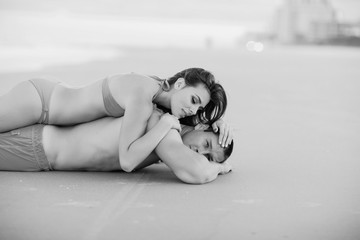 Canvas Print - beautiful couple on the beach