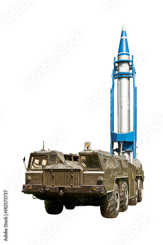 Zdjęcie XXL uruchomienie rakiet taktycznych z wyrzutni mobilnych na białym tle