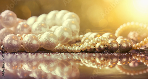 Plakat Baner strony z biżuterią z białych i złotych pereł