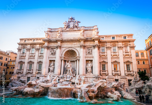 Zdjęcie XXL Wspaniała i monumentalna fontanna di Trevi w Rzymie, Lazio, Włochy
