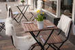 terrasse restaurant décorée avec un bouquet de jonquilles