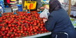 Frau mit Kopftuch beim Einkauf auf dem türkischen Markt am Maybachufer in Berlin-Neukölln