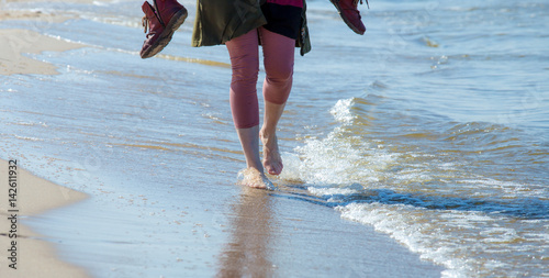 Fotografia, Obraz Wassertreten aus medizinischen Gründen in der kalten Ostsee im Frühling