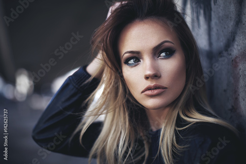 Fotomural Beautiful young blonde with long hair posing