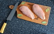 kurczak na drewnianej desce z przyprawami