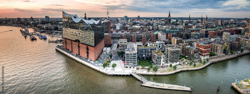 Luftaufnahme der Hafencity in Hamburg bei Sonnenuntergang - obrazy, fototapety, plakaty 