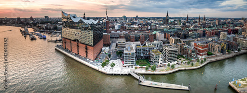 Fotografía Luftaufnahme der Hafencity in Hamburg bei Sonnenuntergang