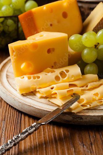 Cuadros en Lienzo Mezcle el queso en la tabla de madera.