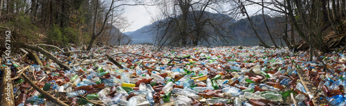 Fotomural Bottles in the reservoir mountain