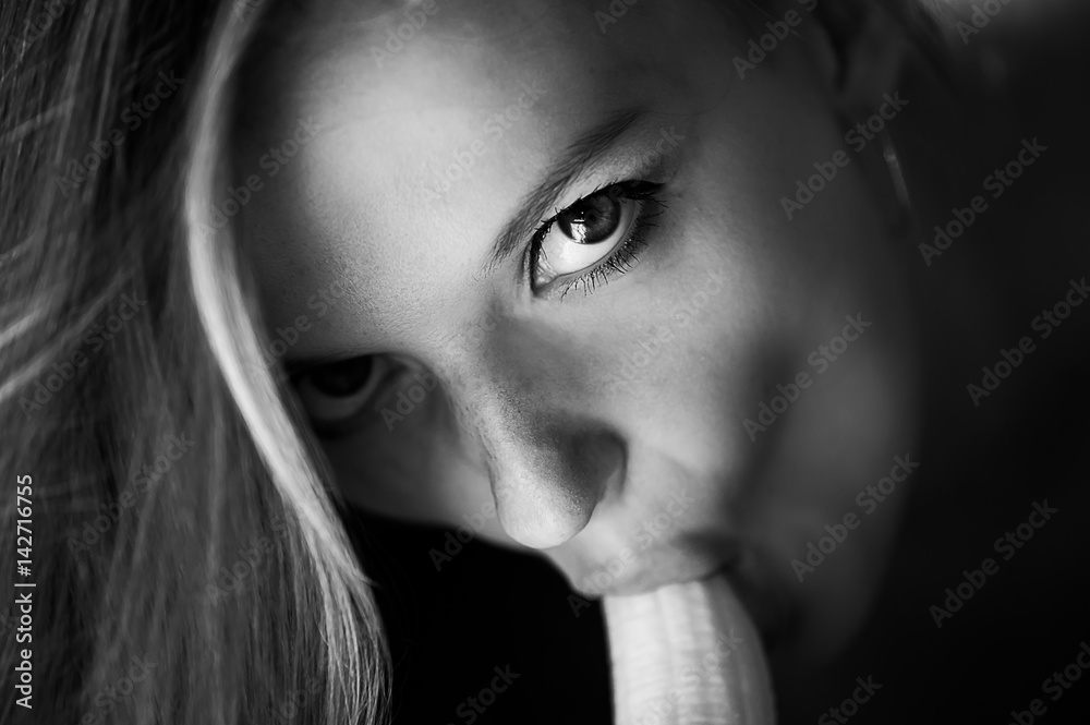 beautiful girl sucking a banana - obrazy, fototapety, plakaty 