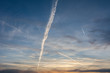 Himmel mit Kondenzstreifen der Flugzeuge am Abend 