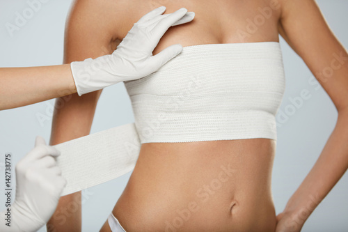 Zdjęcie XXL Operacja plastyczna. Doktor Hands Zawijanie kobiet piersi w bandaż