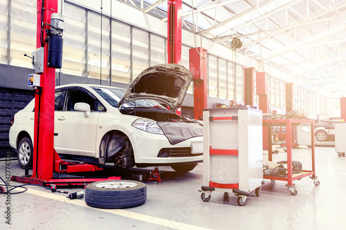 Fotografía car repair station with soft-focus in the background and over sunlight