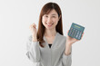 © aijiro - 電卓を持った女性、笑顔