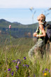 © plprod - femme qui fait une randonnée dans la campagne avec son sac à dos en été