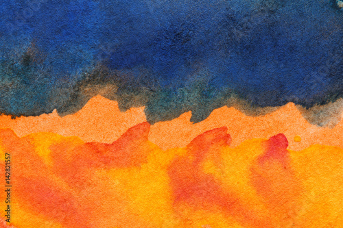 Zdjęcie XXL pomarańczowy i ciemny niebieski farby uderzeń na papierze akwarelowym tekstury, streszczenie tło