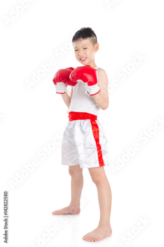 Zdjęcie XXL Azjatycka bokser chłopiec stoi nad białym tłem
