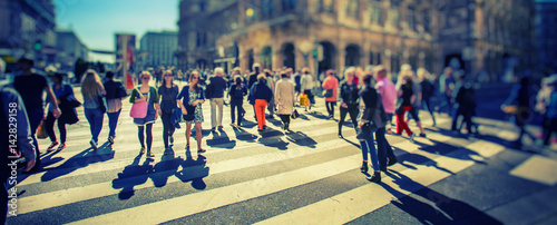 Plakat Tłum anonimowych ludzi chodzących na ruchliwej ulicy miasta