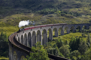  Jakobit parowy pociąg na wiadukt Glenfinnan zbliża się