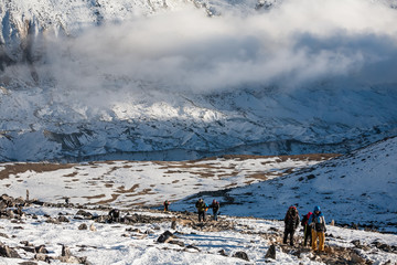 Fototapete - Trekker approaching PumoRi mountain in Khumbu valley on a way to Everest Base camp
