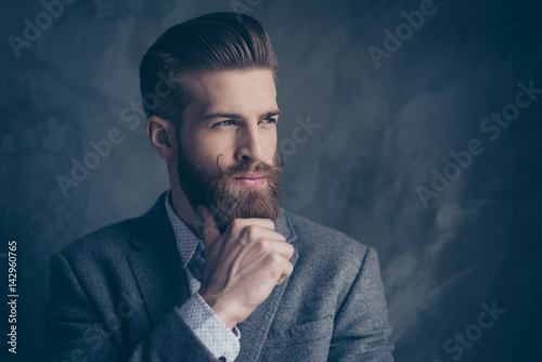Fotografía portrait of handsome stylish young man with mustache, beard and beautiful hairst