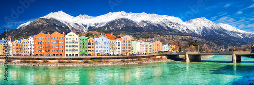 Ville scape dans le centre-ville d'Innsbruck avec de belles maisons, rivière Inn et Alpes tyroliennes, Autriche, Europe Tableau sur Toile
