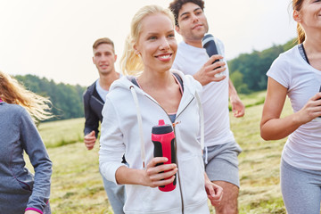 Wall Mural - Junge Leute nach dem Jogging