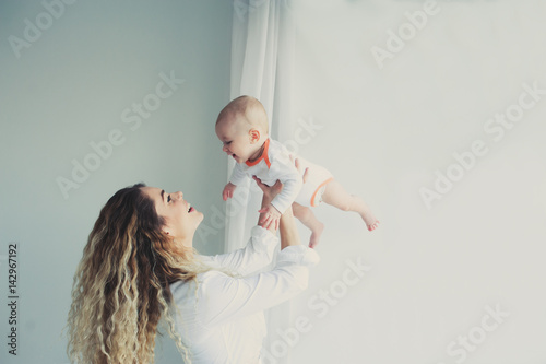 Glückliche Familie zu Hause Fototapete