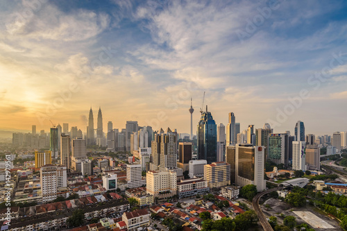 Photo Kuala Lumpur city skyline when sunrise, Malaysia