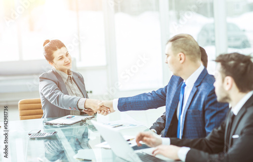 Fotografía concept of partnership:a handshake of a Manager and a customer at the Desk in the office