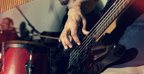 Zdjęcie XXL Gitara basowa w rękach muzyka