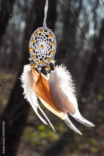 dreamcatcher-wykonany-z-pior-skory-koralikow-i-lin